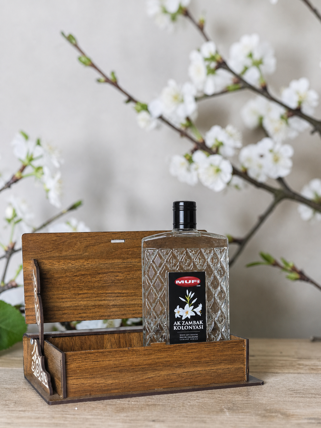 MUFİ AK ZAMBAK KOLONYASI AHŞAP KUTU 200 ML